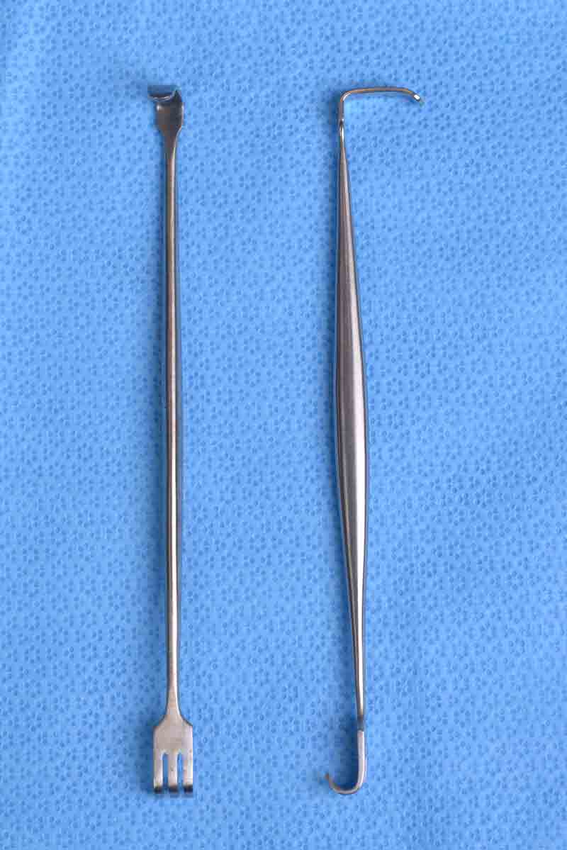 This doubleended retractor has one end that is angled and blunt. The